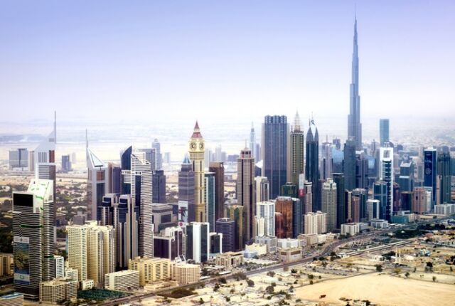 widok na nowoczesne wieżowce