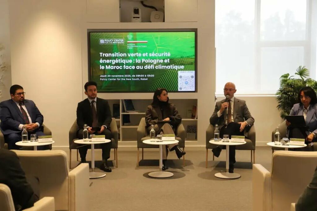 Kilku panelistów podczas konferncji