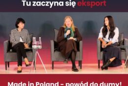 trzy kobiety siedzace w fotelach i rozmawiajace