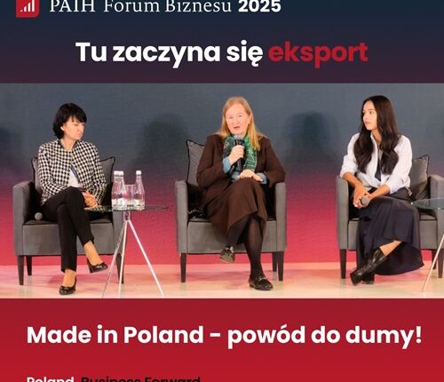 trzy kobiety siedzace w fotelach i rozmawiajace