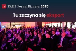 ludzie siedzacy i sluchajacy prelegenta