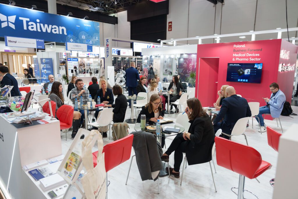 zdjęcie przedstawia przedsiębiorców odbywających spotkania na polskim stoisku zorganizowanym przez PARP