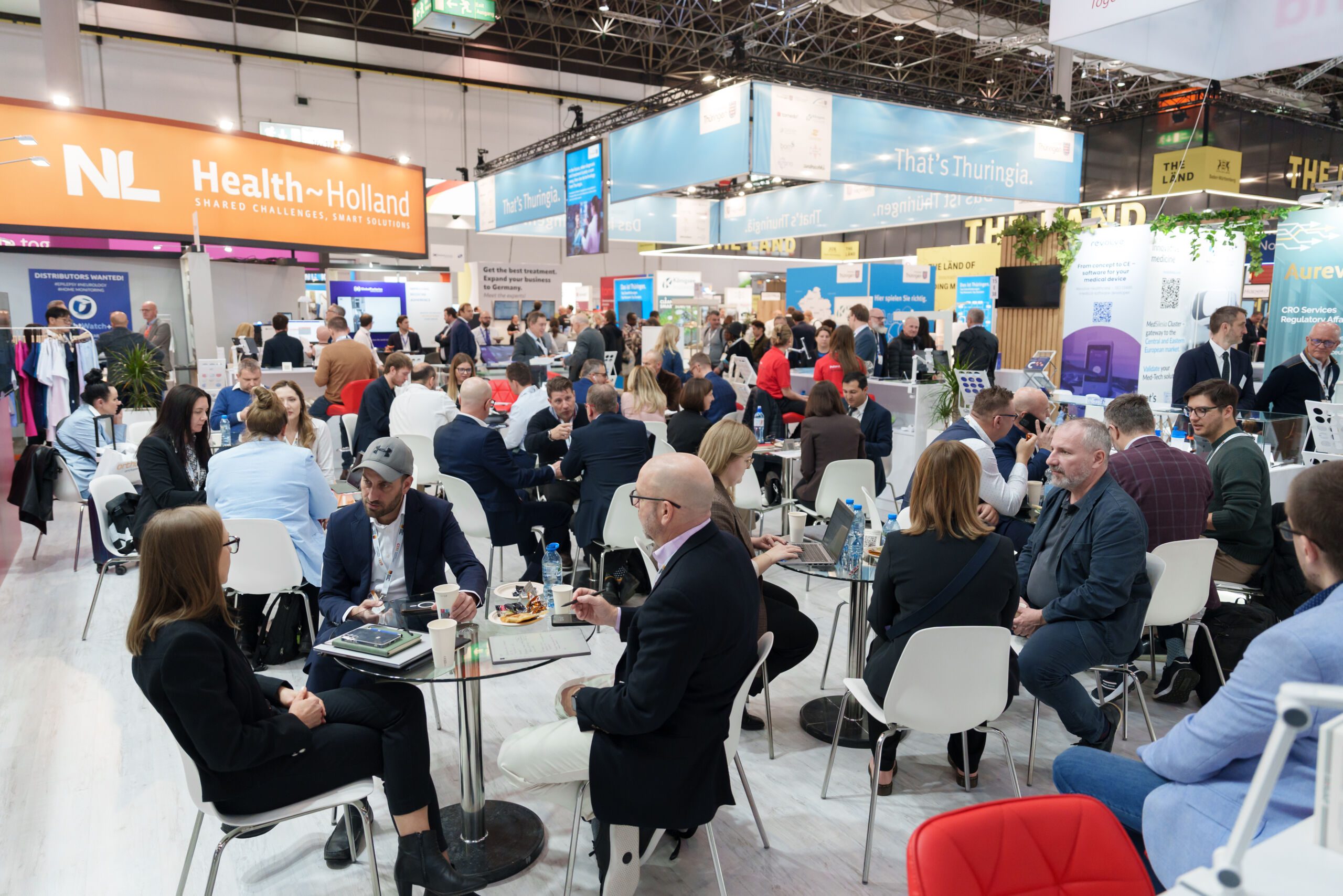 zdjęcie przedstawia przedsiębiorców odbywających spotkania na polskim stoisku zorganizowanym przez PARP