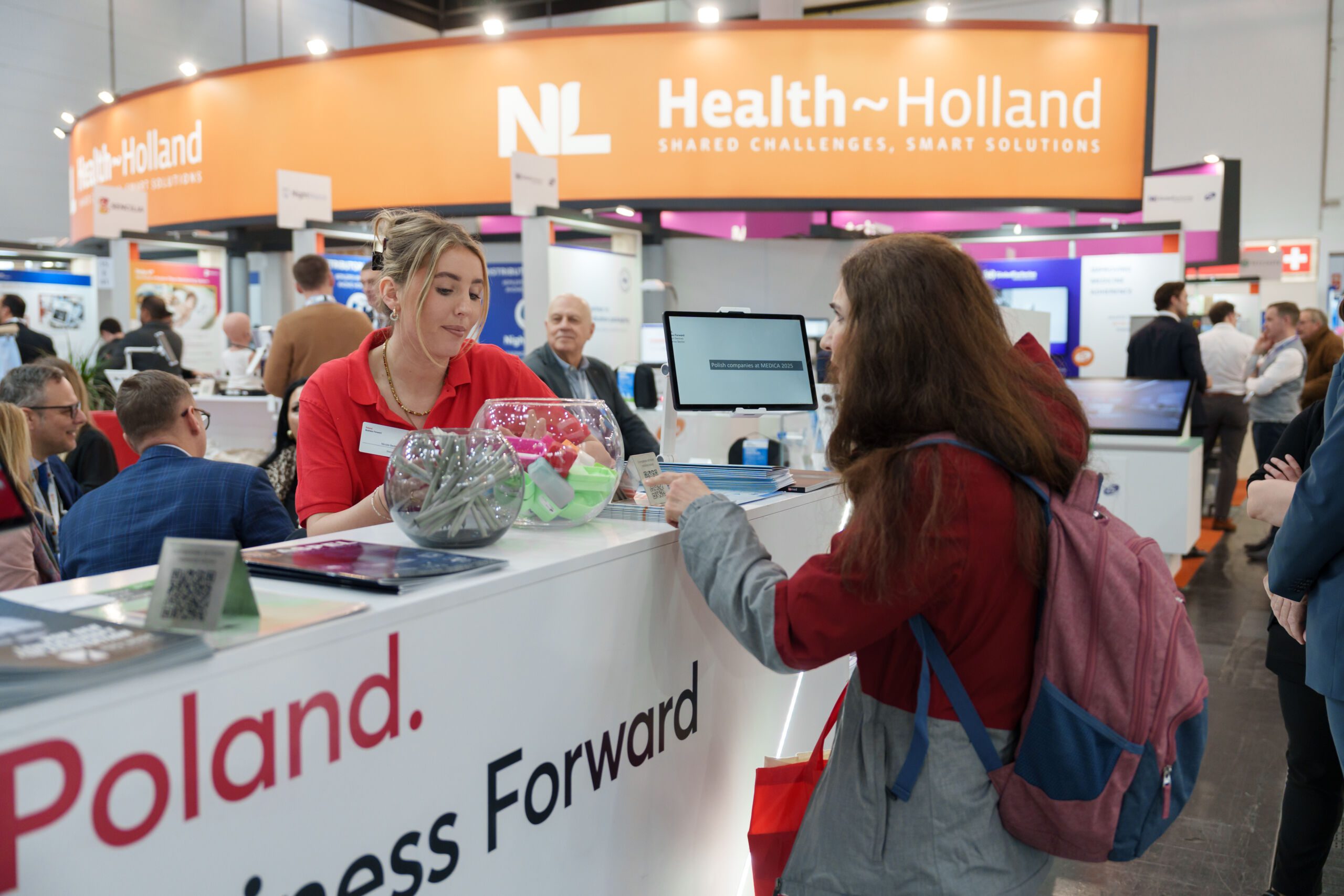 zdjęcie przedstawia przedsiębiorców odbywających spotkania na polskim stoisku zorganizowanym przez PARP