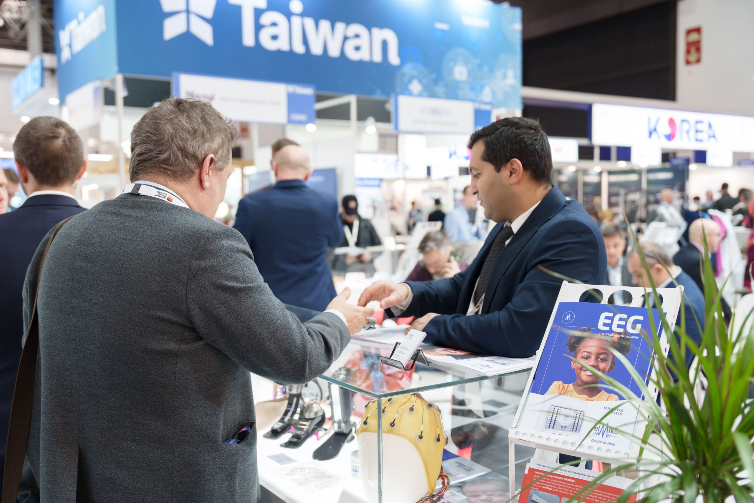 zdjęcie przedstawia przedsiębiorców odbywających spotkania na polskim stoisku zorganizowanym przez PARP