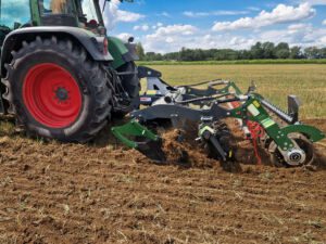 The Ozyrys BTB disc harrow features a 3D-CNC bent frame and adjustable disc row spacing for top-level precision.