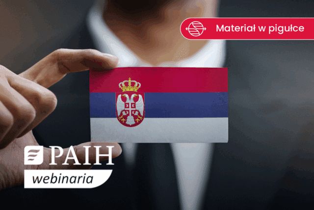 biznesmet trzymający kartę flafi Serbii