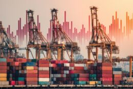 duży statek kontenerowy i wskaźniki wzrostu i spadków