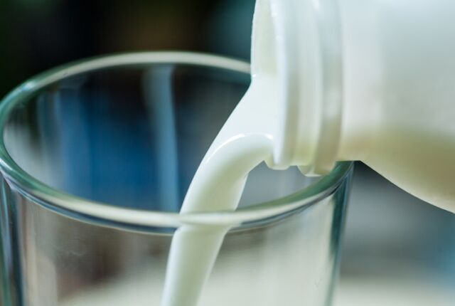 wlewane do szklanki mleko z butelki