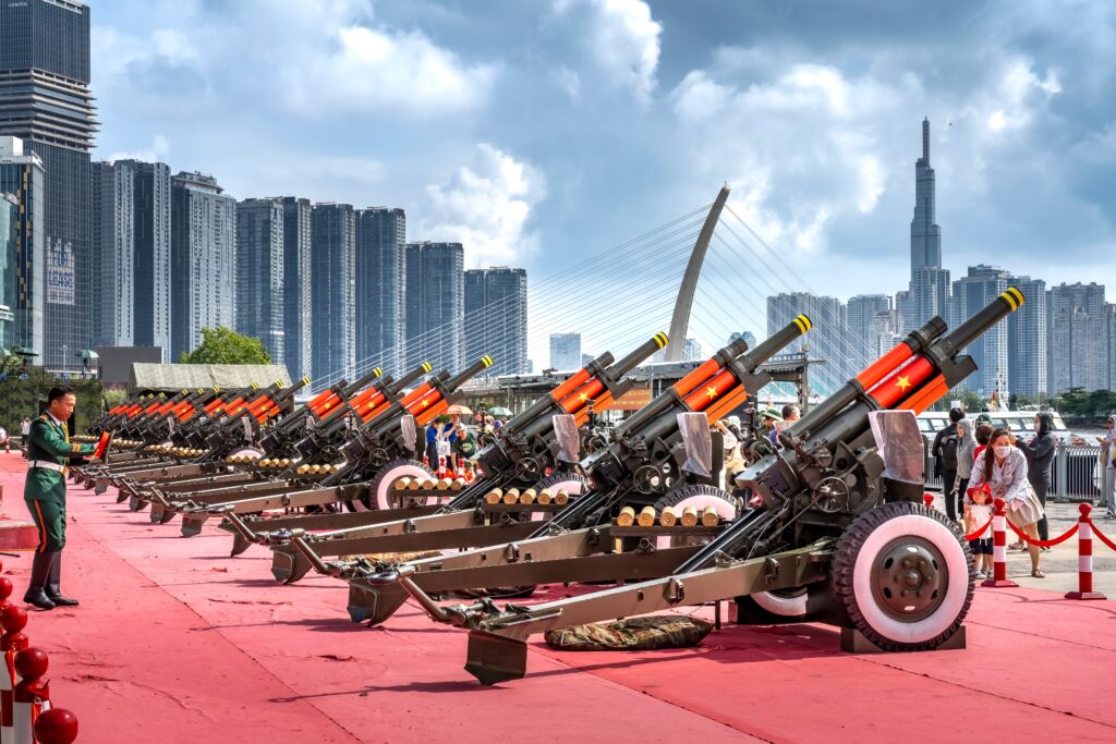 Ho Chi Minh City - Żołnierze wojskowi ćwiczą przygotowania do defilady z okazji 50. rocznicy zjednoczenia narodowego