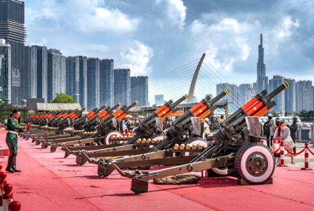 Ho Chi Minh City - Żołnierze wojskowi ćwiczą przygotowania do defilady z okazji 50. rocznicy zjednoczenia narodowego