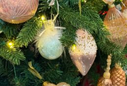 Bombki z koralikami i piórkiem