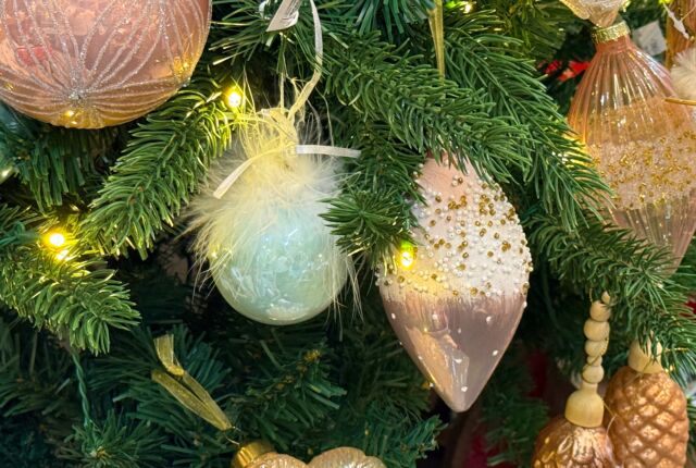 Bombki z koralikami i piórkiem