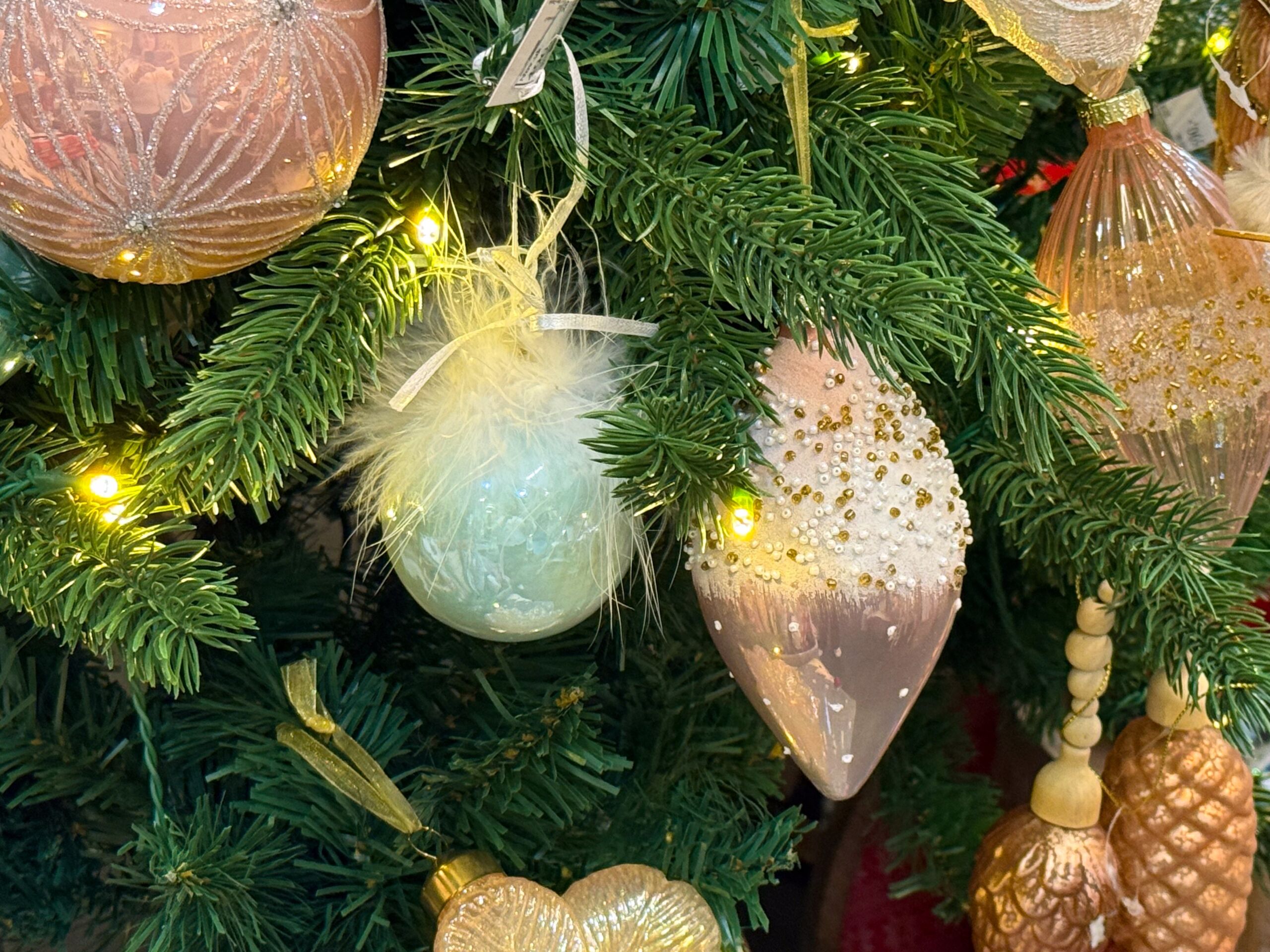 Bombki z koralikami i piórkiem