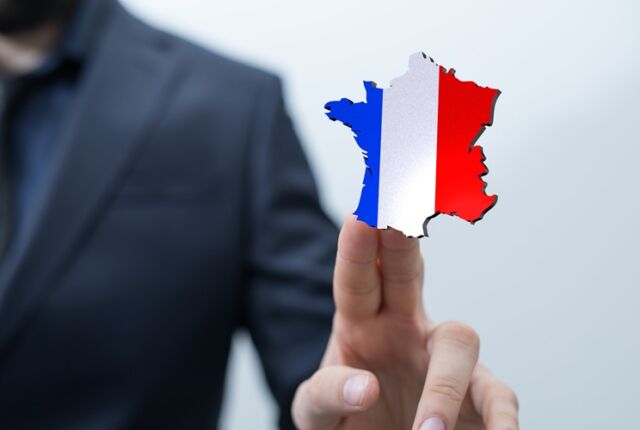 biznesmen wskazujący palcem na Francję