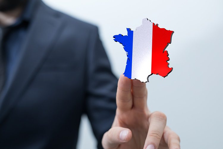 biznesmen wskazujący palcem na Francję