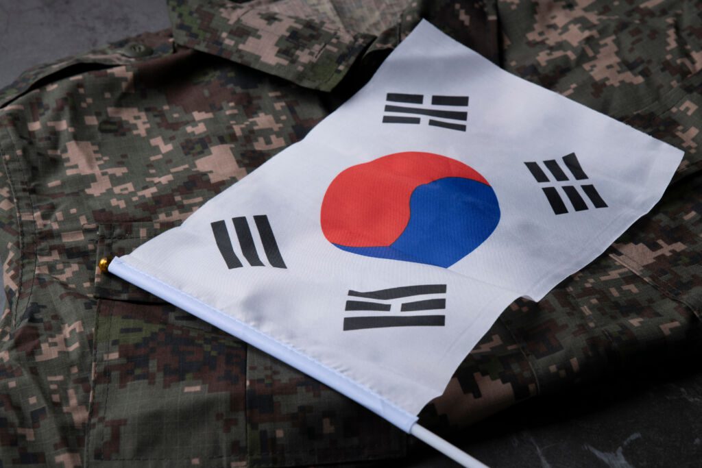 Flaga Korei Południowej na tle munduru wojskowego