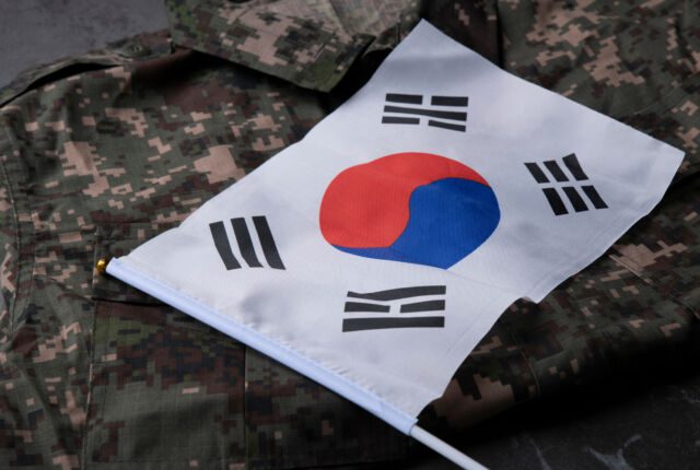 Flaga Korei Południowej na tle munduru wojskowego