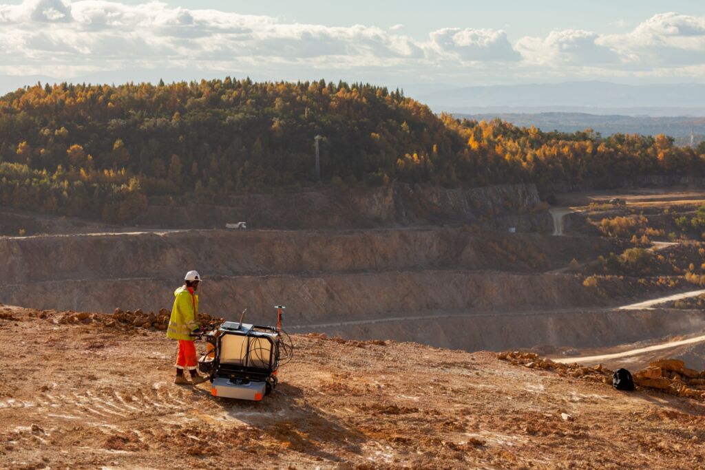 Better mine design and fewer drillings through continuous subsurface mapping.