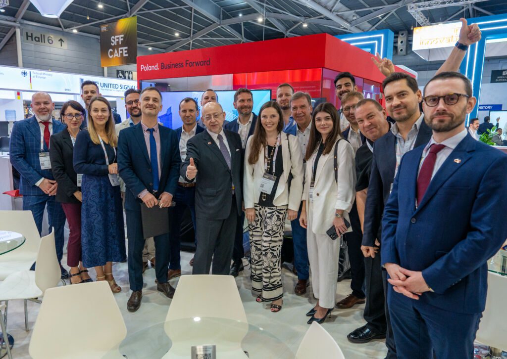 grupa uczestników stoiska