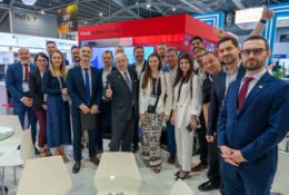 grupa uczestników stoiska