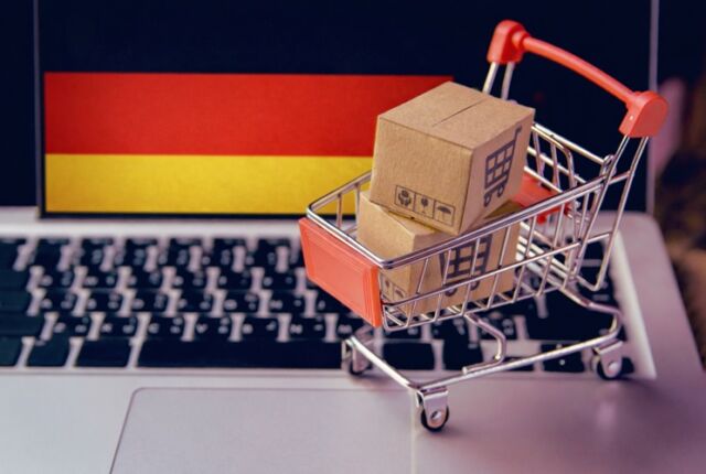 koszyk z zakupami na klawiaturze i flaga Niemiec