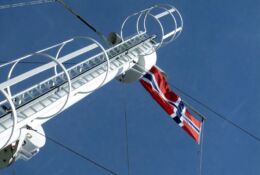 maszt z powiewającą flagą Norwegii