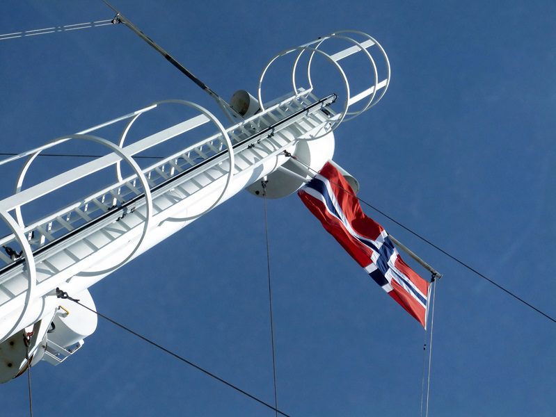 maszt z powiewającą flagą Norwegii