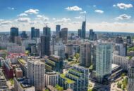 Panoramiczny widok na nowoczesne wieżowce i centra biznesowe w Warszawie.