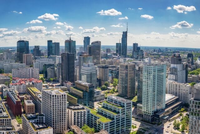 Panoramiczny widok na nowoczesne wieżowce i centra biznesowe w Warszawie.