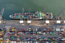 statek kontenerowy i kontenery