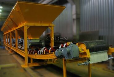Hopper with conveyor