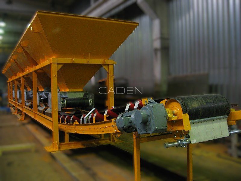Hopper with conveyor