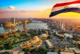 widok na duże miasto (Kair) i flaga Egiptu