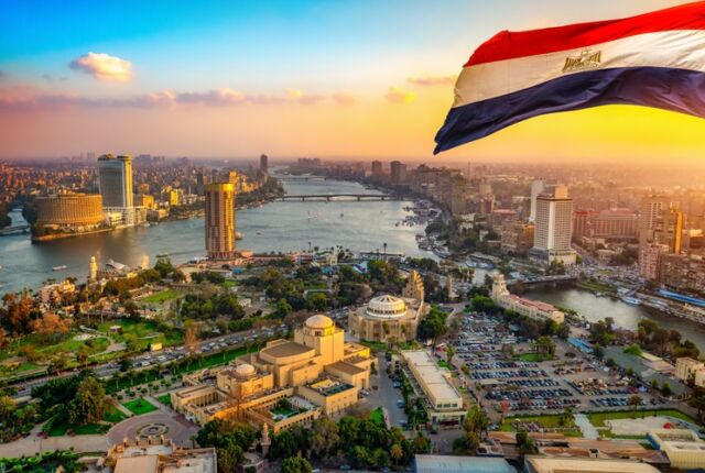 widok na duże miasto (Kair) i flaga Egiptu