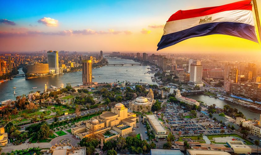 widok na duże miasto (Kair) i flaga Egiptu