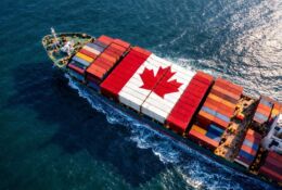 statek kontenerowy i flaga Kanady