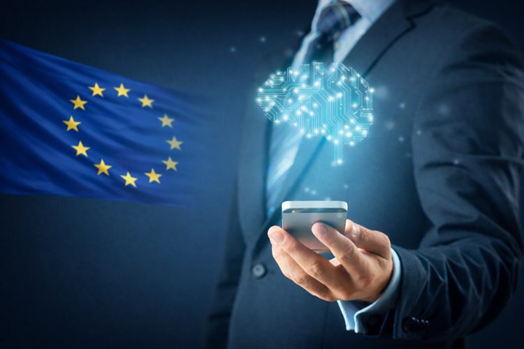 meżczyzna trzymający telefon i flaga UE