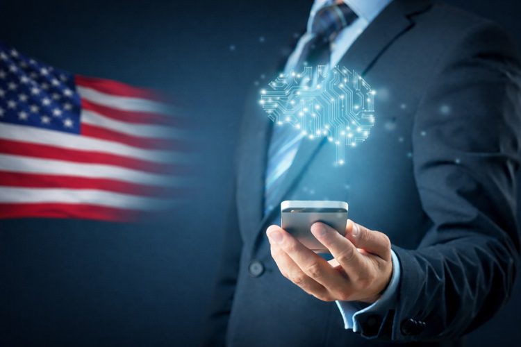 dlon mężczyzny z komórką i flaga USA