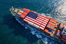 statek kontenerowy z flagą USA