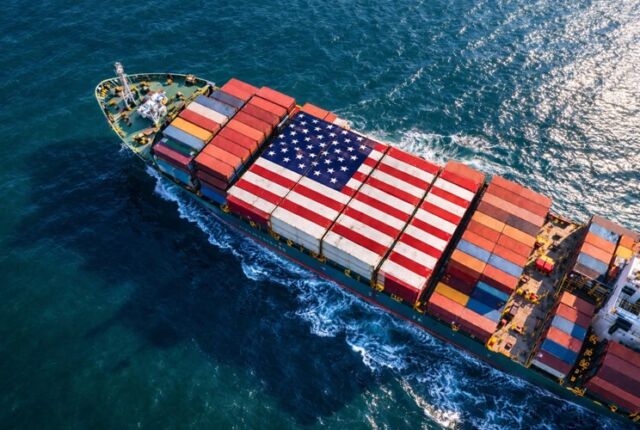 statek kontenerowy z flagą USA