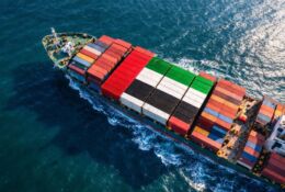 statek kontenerowy z flagą ZEA