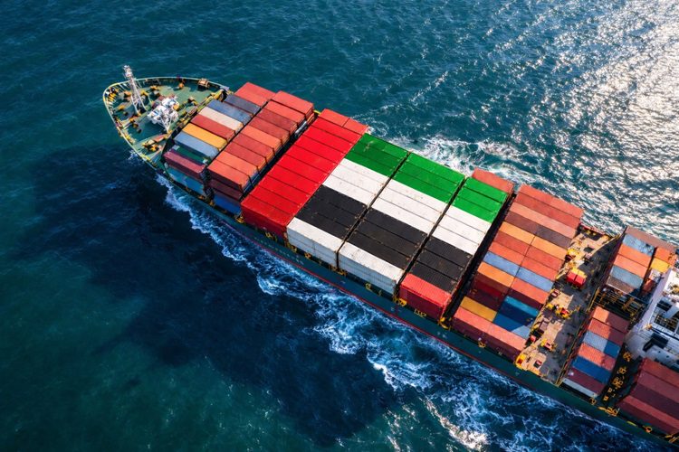 statek kontenerowy z flagą ZEA