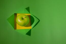 jablko na zielonym tle