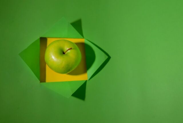 jablko na zielonym tle