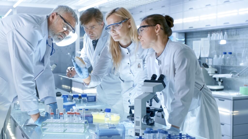 zdjęcie przedstawia pracowników laboratorium w pracy